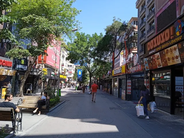 Kızılay Metro Yüksel Girişi